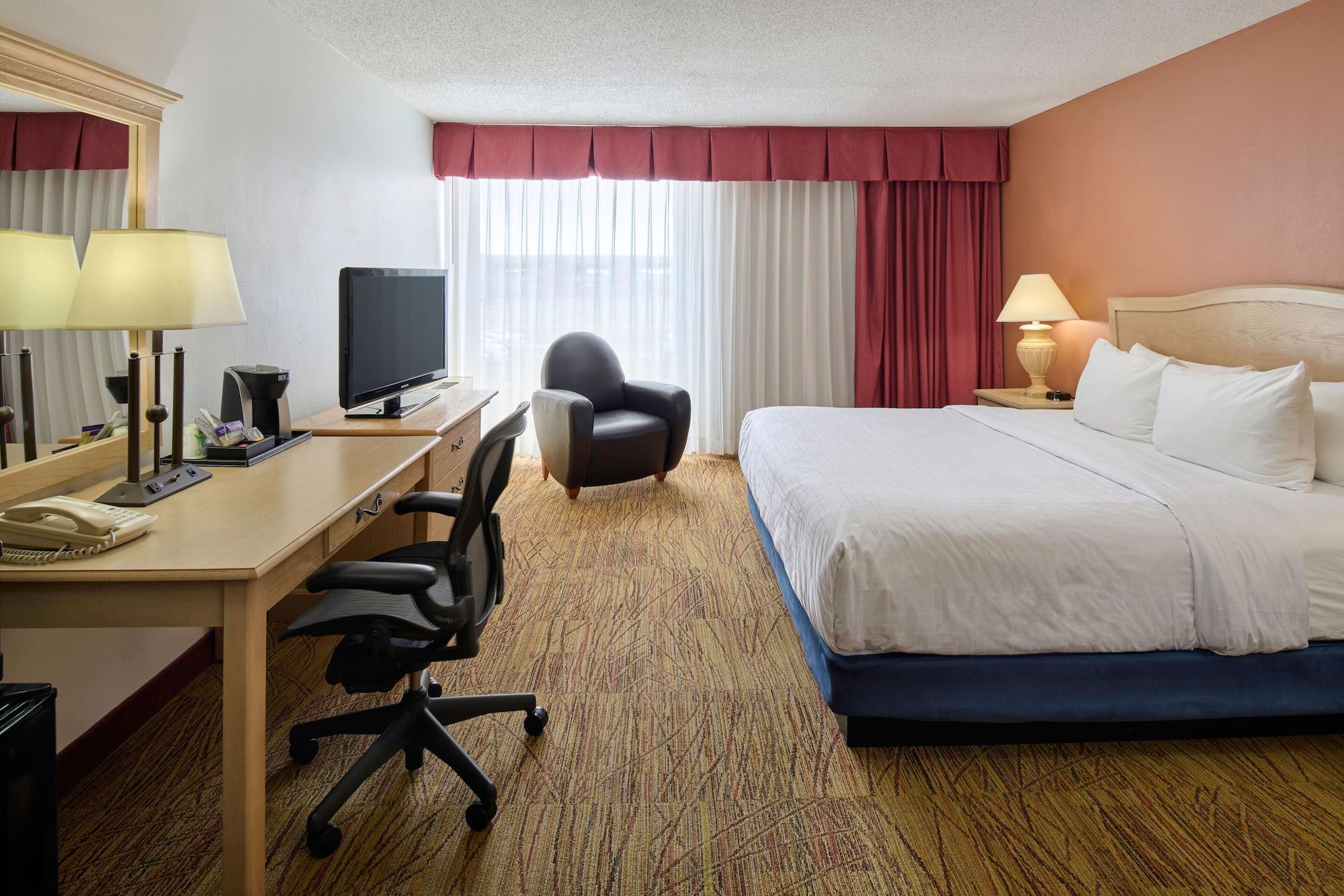 Wyndham El Paso Airport And Water Park Hotel Exterior photo