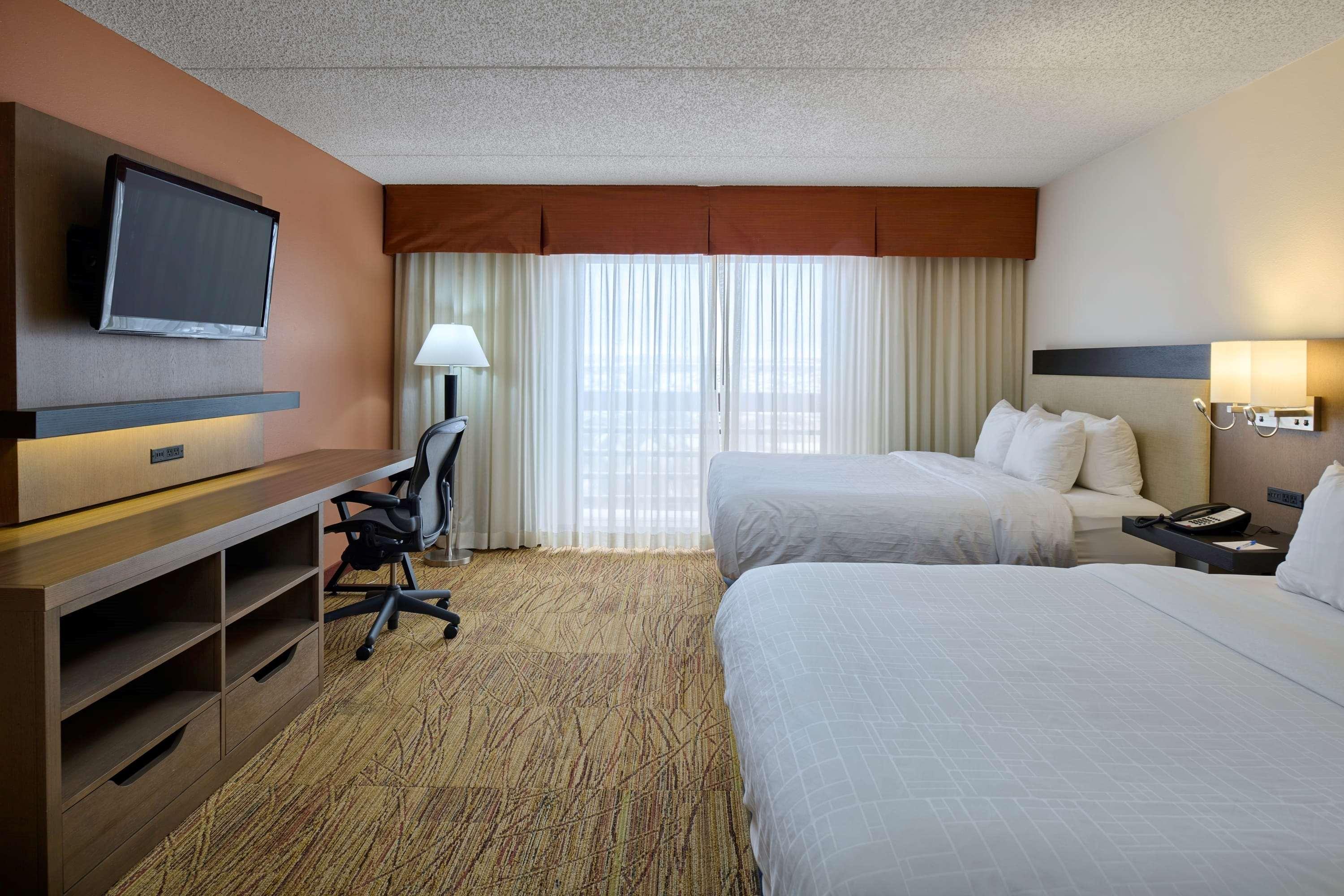 Wyndham El Paso Airport And Water Park Hotel Exterior photo